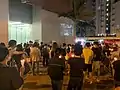 小西灣綜合大樓外市民悼念