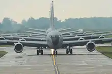 悬挂CFM56-2发动机的KC-135正面照