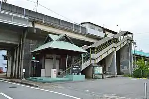 架空的海部站以及天橋下的舊海陽町觀光案內所（現改為「海部森林」町民交流中心）（2016年7月）