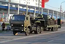 俄羅斯 KamAZ 坦克運輸車正在運送 SU-85M