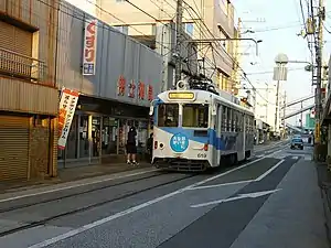 電車站全景。電車右手邊為伊野方向乘車處