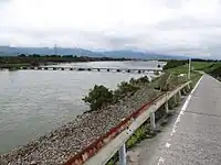 位於吉野川市的吉野川，對岸為善入寺島，河上橋梁為的川島潛水橋