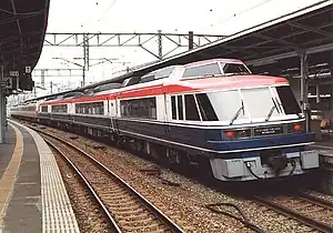 キハ183-1000與485型電聯車聯結行駛「荷蘭村快車」，小倉車站，1990年。