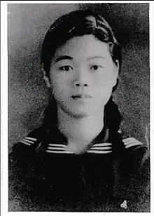 這是高草就讀虎尾高等女學校時,身穿制服所拍的黑白半身照