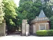 駒場公園正門（旧前田家本邸正門）、国の重要文化財（2008年5月21日撮影）