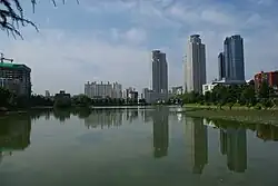 位於建國大學校內的湖畔風景