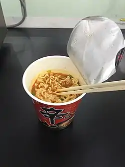 烹煮完成的杯裝辛拉面