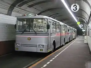 黑部大壩站停靠中的300形無軌電車（日语：）（2007年6月27日）