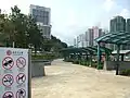 荔枝角公園平台花園，左前方建築物為瑪嘉烈醫院。