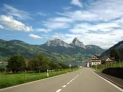 劳厄茨入口,远处是大米滕山