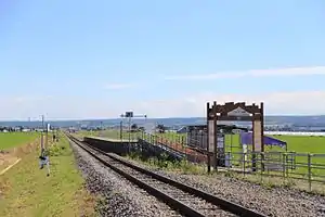 薰衣草花田車站全景，車站入口處的牌樓上標示了車站的英文名稱與成立年份（1999年）