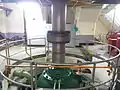 立霧機組1號水輪機中間軸，上方為發電機，下方為水輪機