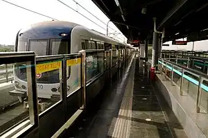 9号线09A01型列車進入佘山站站台