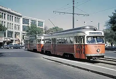 1965年，波士顿学院方向（后来的B支线）列车驶入车站