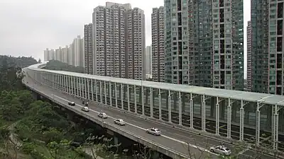 單車群及支援車隊經過利安段