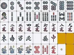 日本牌，一索爲孔雀，只有四張盆栽形花牌，有赤五牌，有白板寶牌，字體爲關西體。顏色較深。