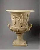 萼身雙耳噴口酒壺（Calyx-krater），帶有少女和舞女的浮雕；西元一世紀；彭特利庫斯山大理石製，全長：80.7公分；大都會藝術博物館