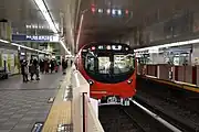 停靠後樂園站月台的2000系車輛（2019年2月24日攝）