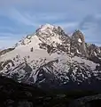 从Aiguilles Rouges上看到的韦尔特山（中）和Aiguille du Dru（英语：）（右）