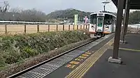 自電鐵出雲市方向進站中的列車