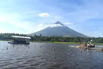 從黎牙實比市的三朗湖（Sumlang Lake）看馬榮火山