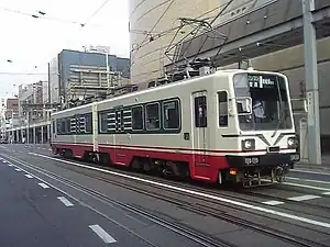 在岐阜市內線乘車處停靠中的Mo770形（日语：）