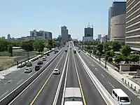 建設在地表上的路段。兩側的一般道路為中央大通（2014年5月攝影）