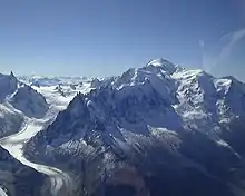 冰雪覆盖的山峰