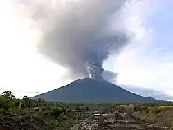 2017年11月27日喷发中的阿贡火山