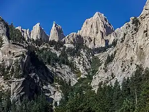 从惠特尼山口步道起点望向惠特尼山