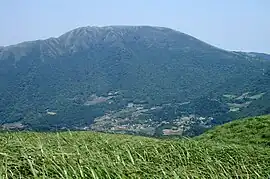 大屯山，山下為竹子湖。