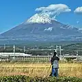 在日本富士市，拍摄东海道新干线和富士山的铁道摄影师。