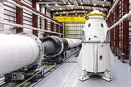 SpaceX的LC-39A水平集成設施中的Dragon 2座艙。