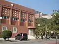 海洋科學學院，後方山上為文學院藝術大樓