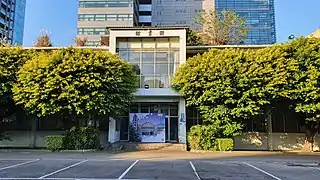 法商學院圖書館建築，與後方都市高樓形成強烈對比