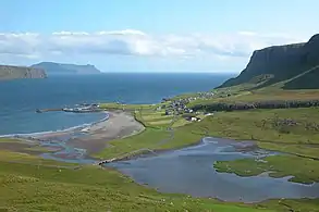 内斯村的沙滩,背景为大迪门岛