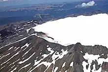 Sollipulli被冰覆蓋的破火山口的鳥瞰圖。