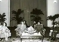 1978年，罗马尼亚总统齐奥塞斯库夫妇访问柬埔寨，与波尔布特（右二）和乔森潘（右）会面。