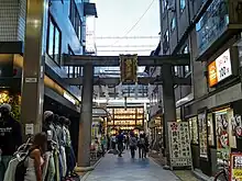 錦市場東端的錦天滿宮，以及寺町通與新京極通之間的鳥居