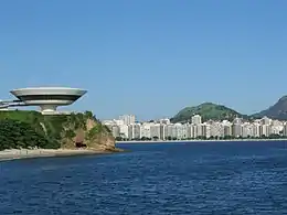 尼泰罗伊，該州人口第五多的市鎮，圖為尼泰羅伊當代藝術博物館（葡萄牙語：）。