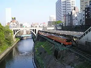 聖橋。右側為神田駿河台。左側為湯島。