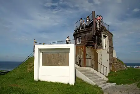 舊海軍望樓是日俄戰爭時代遺留下來的軍事設施，今日則成為受歡迎的觀景台，在天氣好時可從此處看到對岸的庫頁島