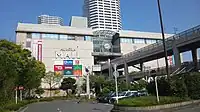 AURORA CITY（日语：）（西武東次塚店、AURORA MALL、AURORA MALL Annex、AEON STYLE東戶塚） - 西武館及AURORA MALL四樓有行人天橋直通東戶塚站東口。