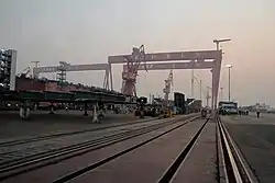 中船长兴造船基地东侧的三座塔吊