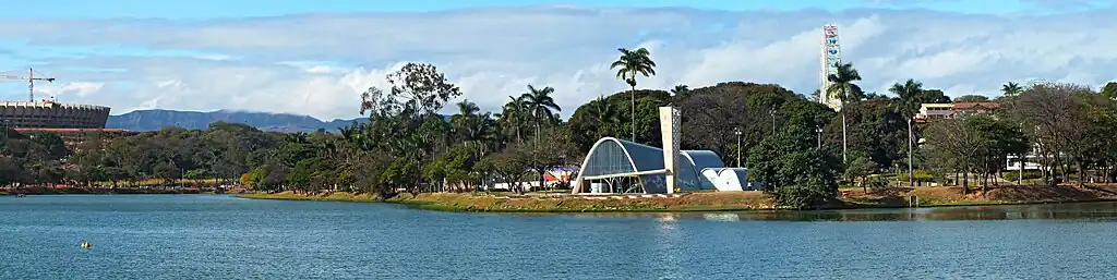 Igreja de São Francisco de Assis, vista do lago