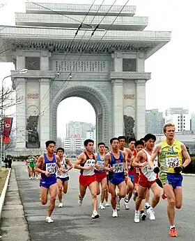 參賽選手路過平壤凱旋門