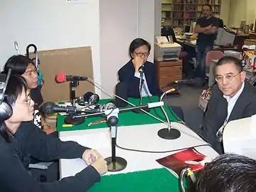 人民台《風蕭蕭》。2004年11月25日。錄音室後是蕭若元辦工室的私人房，放滿藏書。