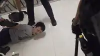 有年輕人在淘大商場內被警察制服，眼鏡也跌在地上