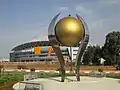 Estadio y escultura en Netanya.