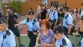 大媽由警員護送離開